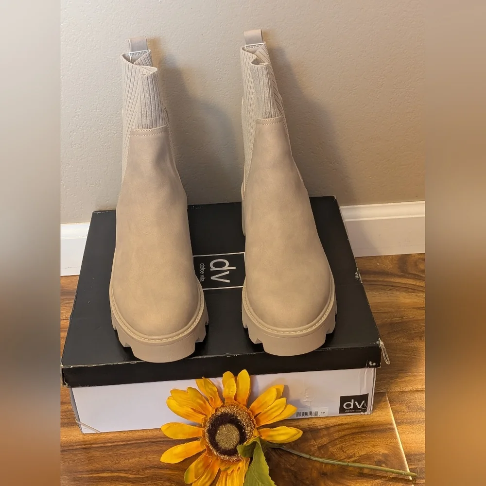 DV Dolce Vita Women's Villa Chelsea Lug Sole Booties Size 10M NIB - Picture 4 of 7
